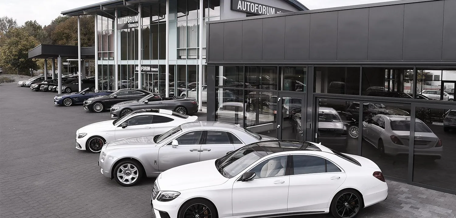 Autoforum Tübingen, Fassade und Fahrzeugflotte am Standort