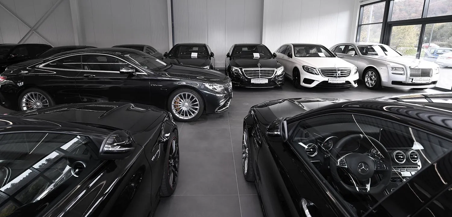 Showroom mit S-Klasse- und Maybach-Flotte